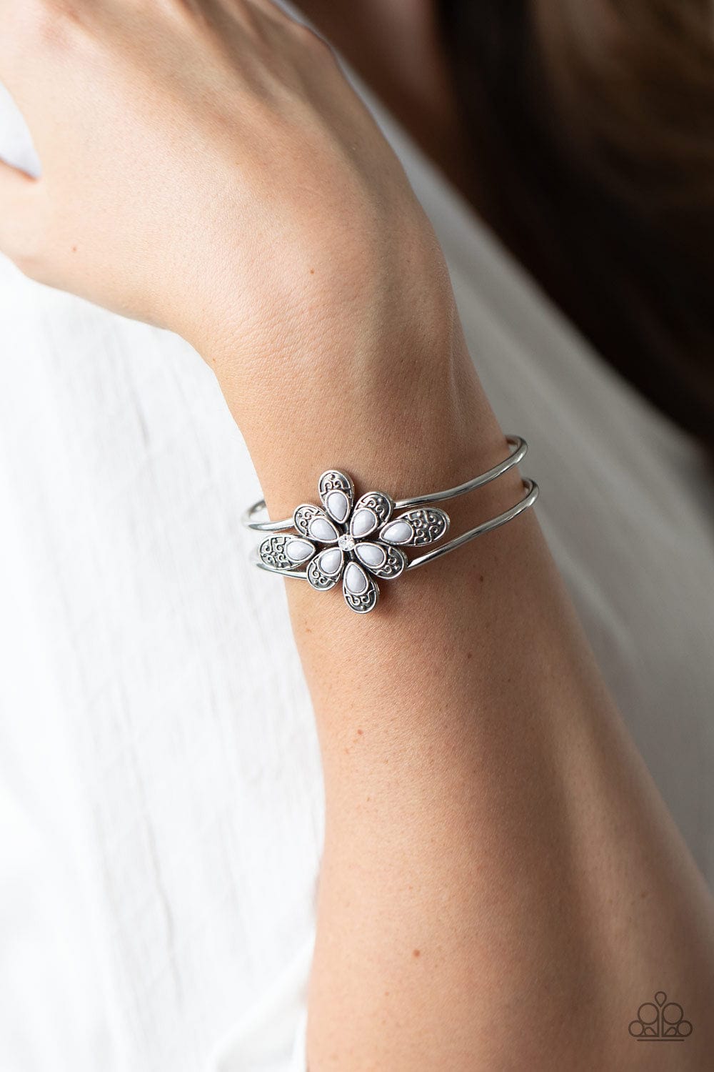 Paparazzi Accessories Bracelet Go With The FLORALS - Silver