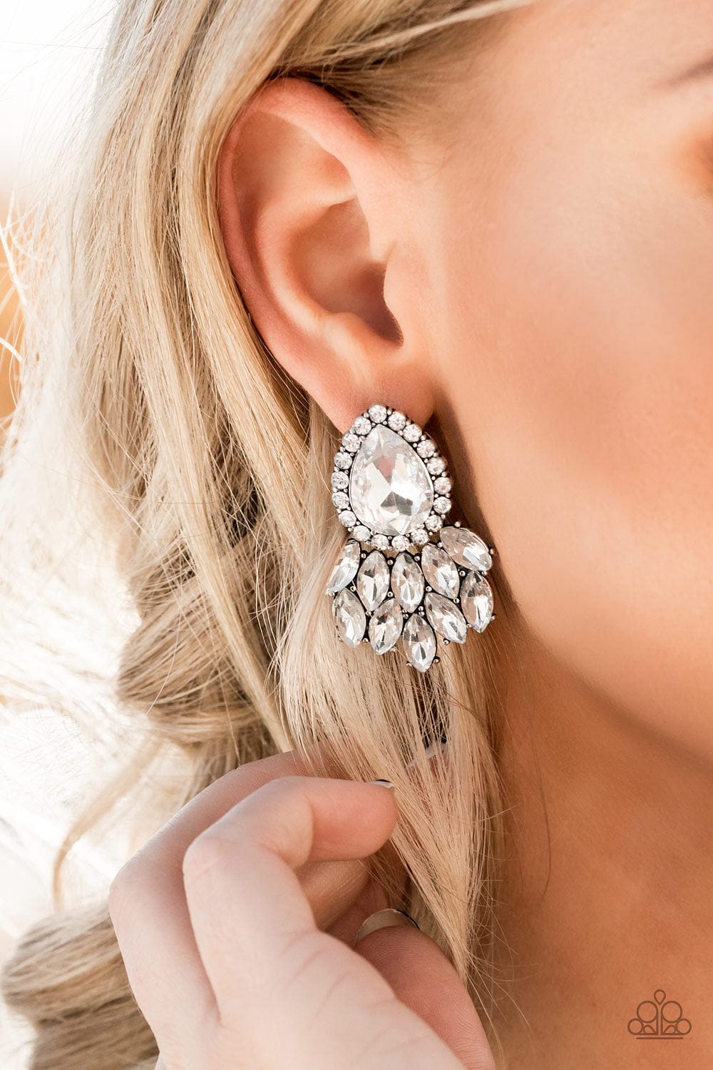 Paparazzi Accessories Earrings A Breath of Fresh HEIR - White