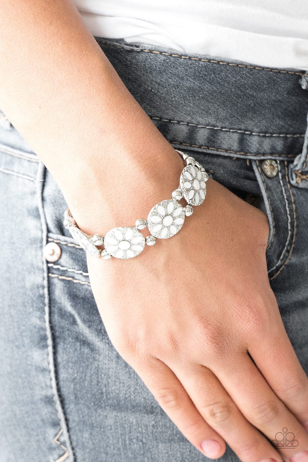 Paparazzi Accessories Bracelet Dancing Dahlias - White