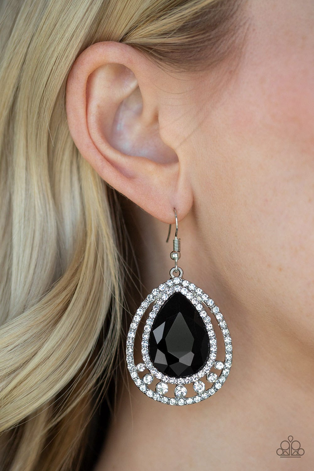 Paparazzi Accessories Earrings All Rise For Her Majesty - Black
