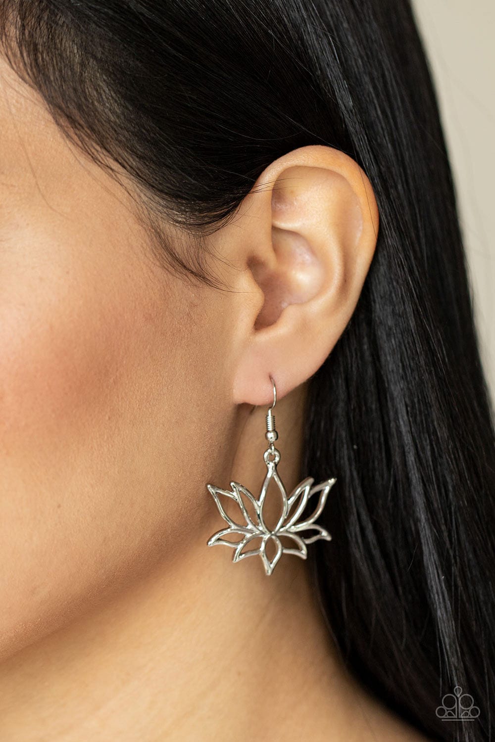 Paparazzi Accessories Earrings Lotus Ponds - Silver