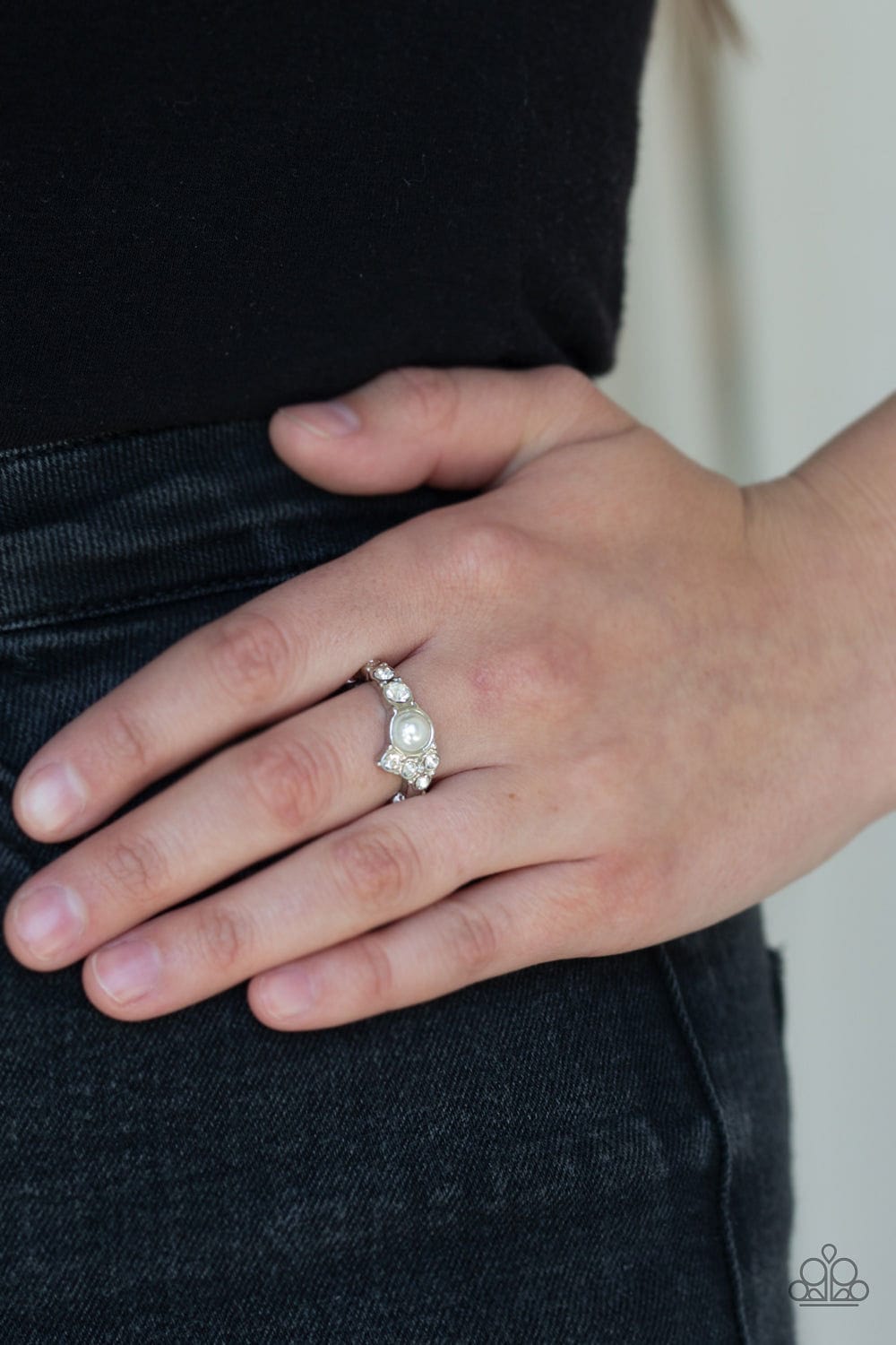 Paparazzi Accessories Ring Center Stage Celebrity - White